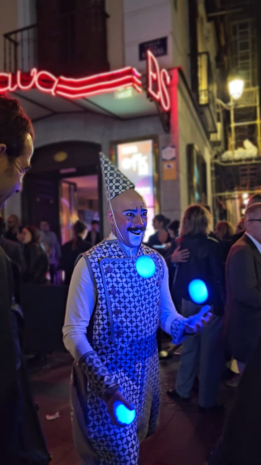 personas vestidas para fiesta