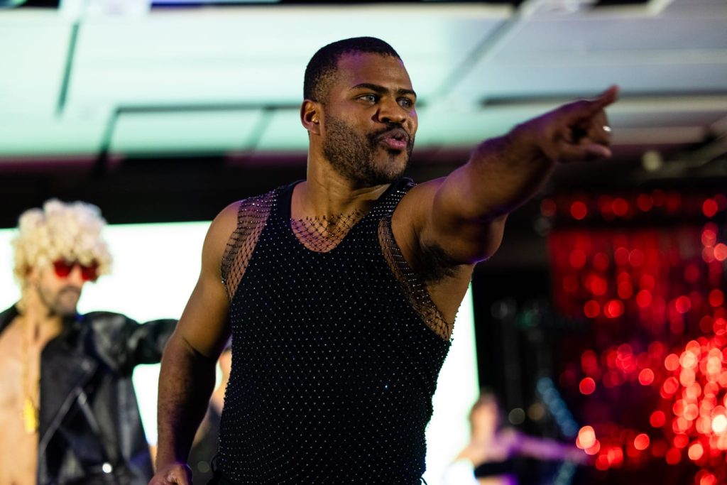 personas bailando bajo luces